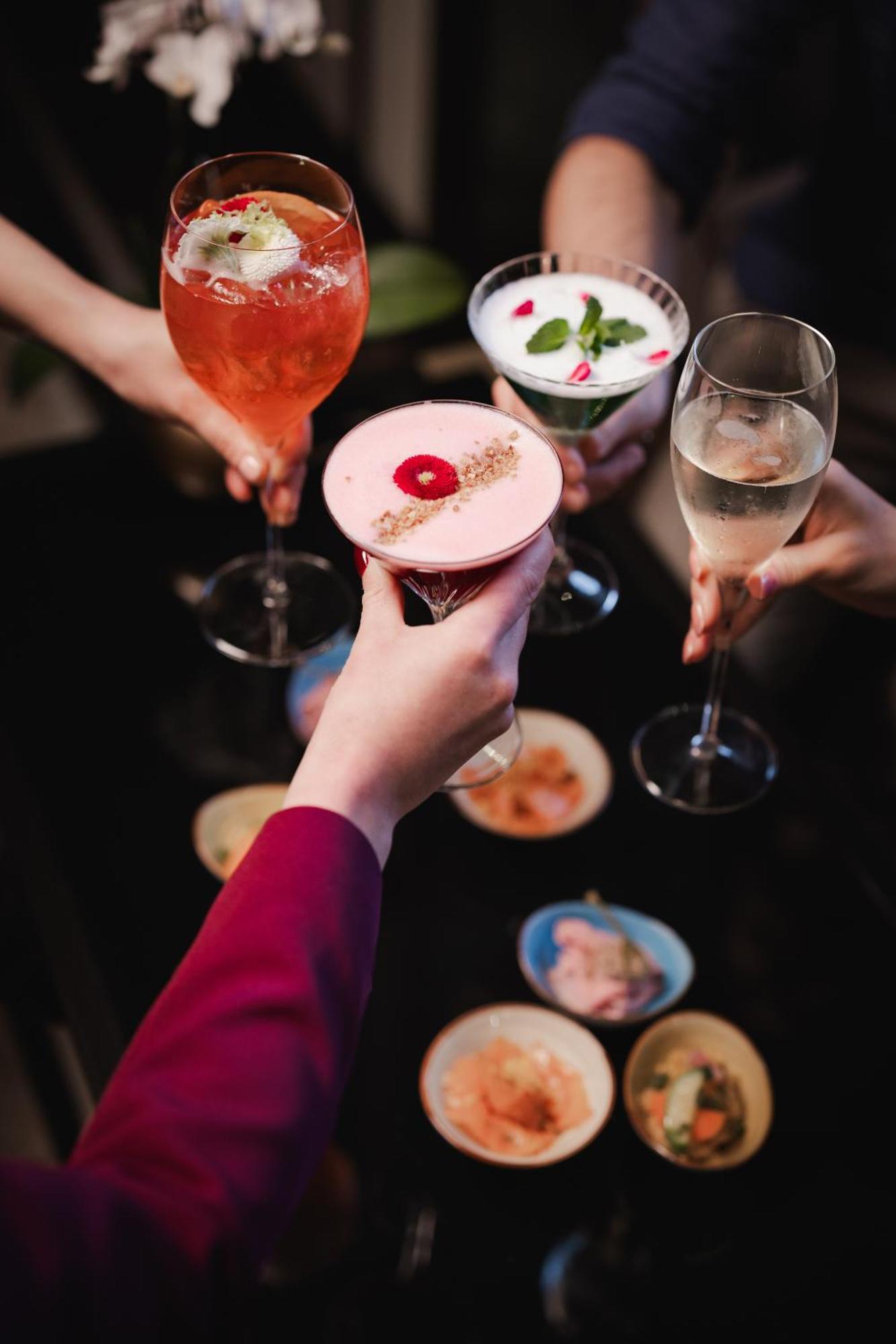 Principi di Piemonte | UNA Esperienze Torino Esterno foto A group of people toasting with cocktails