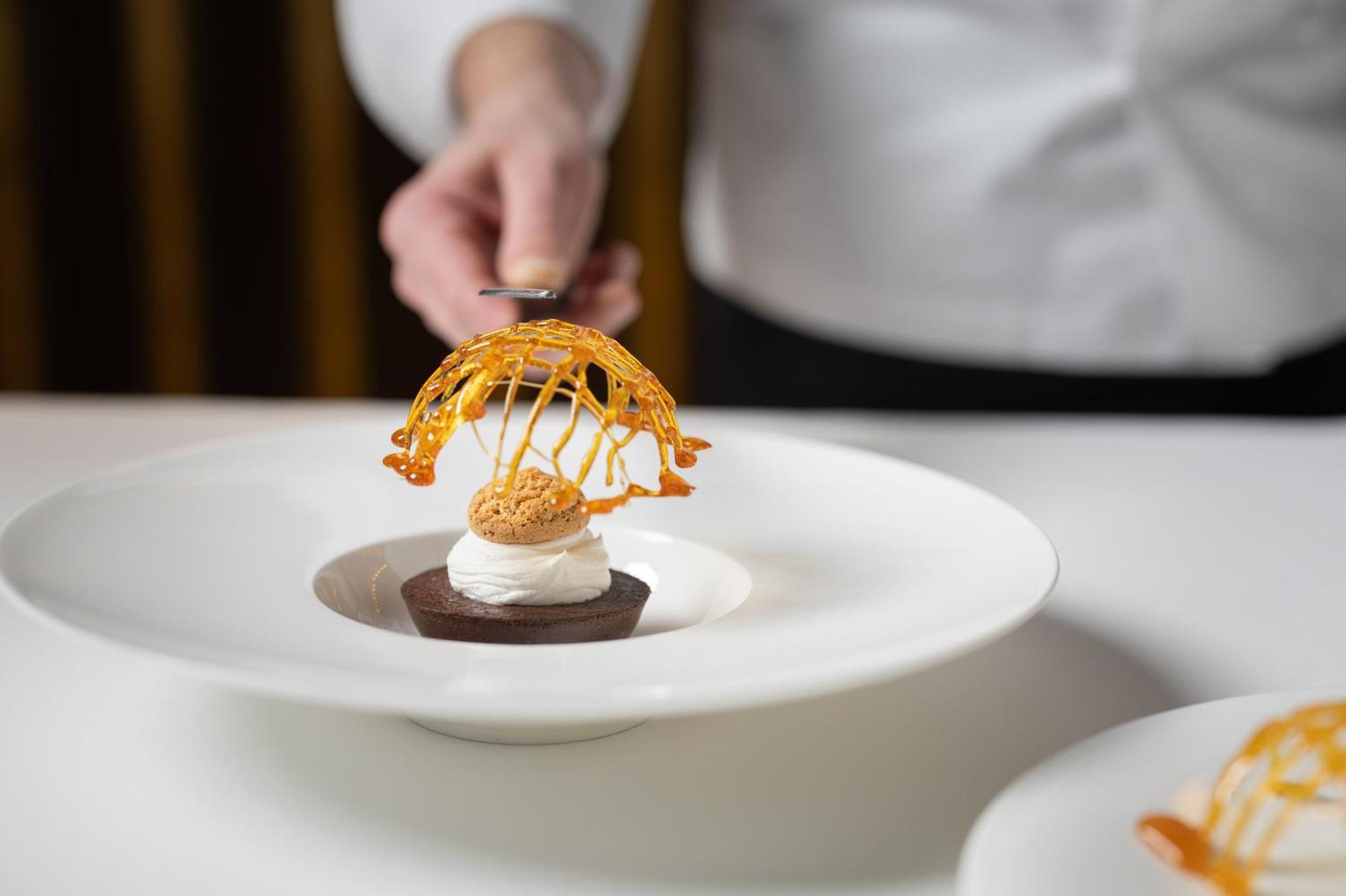 Principi di Piemonte | UNA Esperienze Torino Esterno foto A dessert being prepared at the restaurant