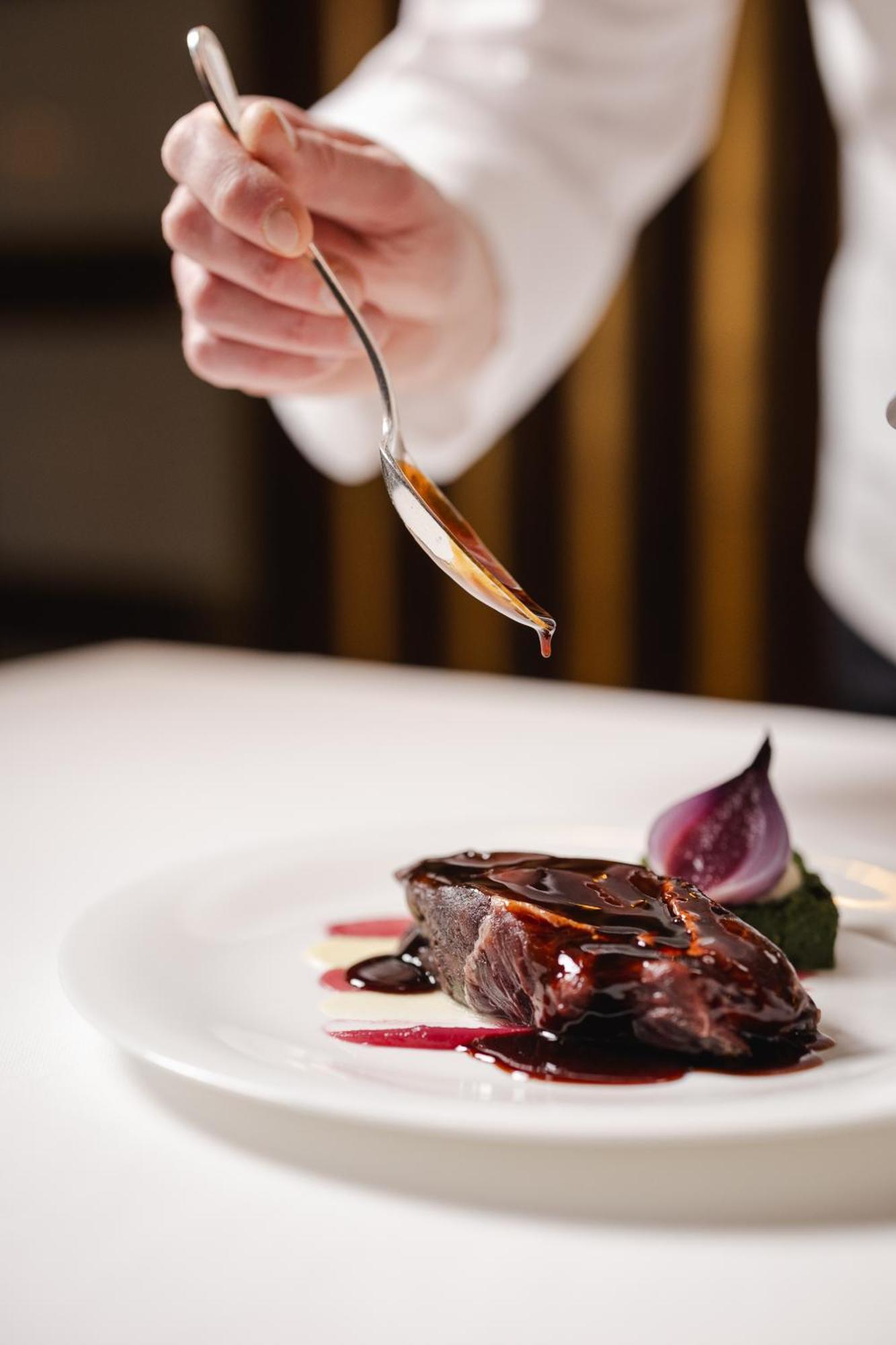 Principi di Piemonte | UNA Esperienze Torino Esterno foto Balsamic vinegar being drizzled onto a steak